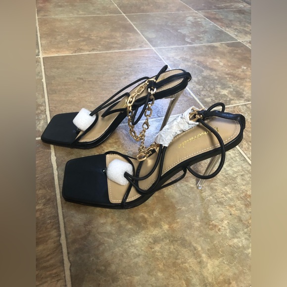 CUTE AND SEXY STRAPPY HEELS BY LEMONADE COLOR: BLACK SIZE: 8.5 - Picture 5 of 6